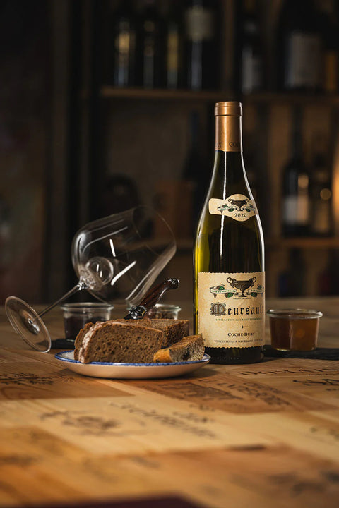 Titelbild für die Weißweine von Trinkvergnügen, zeigt einen Weißwein aus dem Loiretal, ein Weißweinglas sowie ein paar Scheiben Schwarzbrot auf einem edlen Massivholztisch