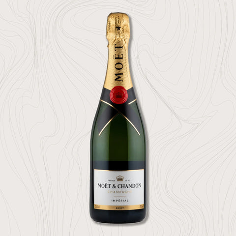 Eine grün-goldene Flasche Moët & Chandon Champagner Impérial